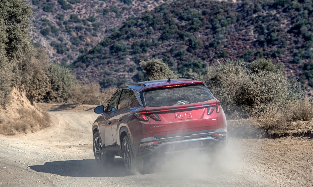 vue latérale arrière d'une Nissan Tucson 2023 sur un sentier de terre