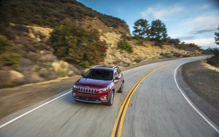 Vue avant et surélevée du Jeep Cherokee 2019 roulant sur une route