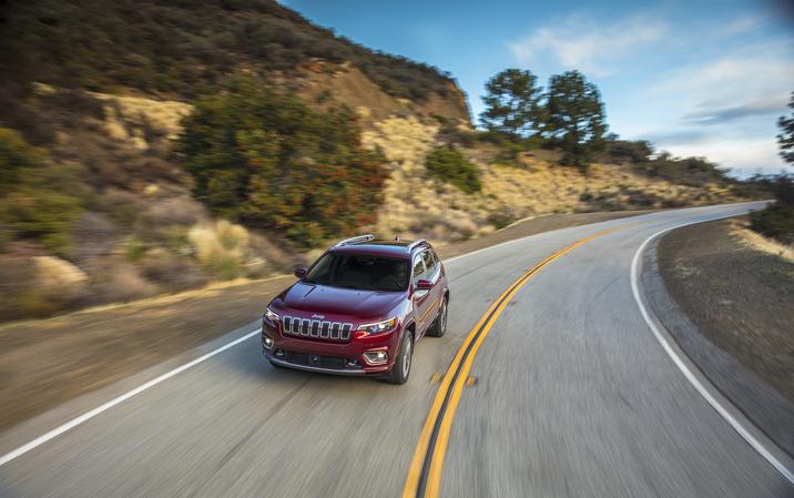 Vue avant et surélevée du Jeep Cherokee 2019 roulant sur une route 