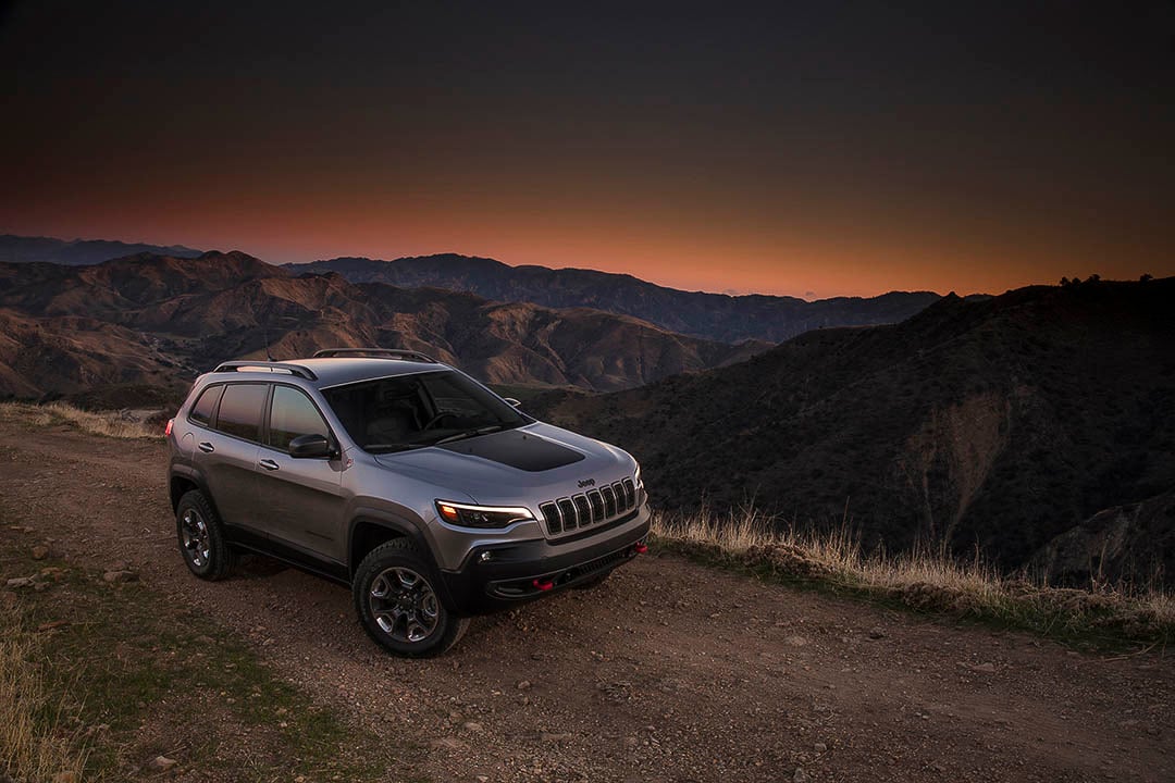 vue latérale avant du Jeep Cherokee