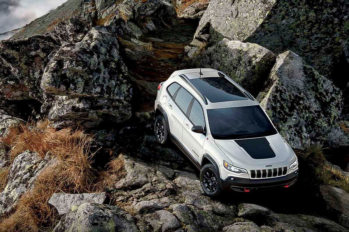 vue latérale avant du Jeep Cherokee 2022