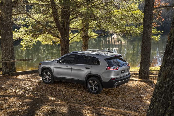 vue latérale du Jeep Cherokee 2021 stationé proche d’une étendue d’eau