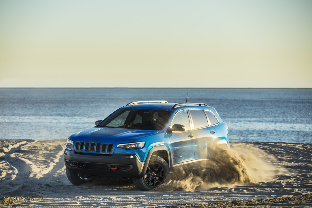 vue trois quart avant du Jeep Cherokee 2022 sur une plage