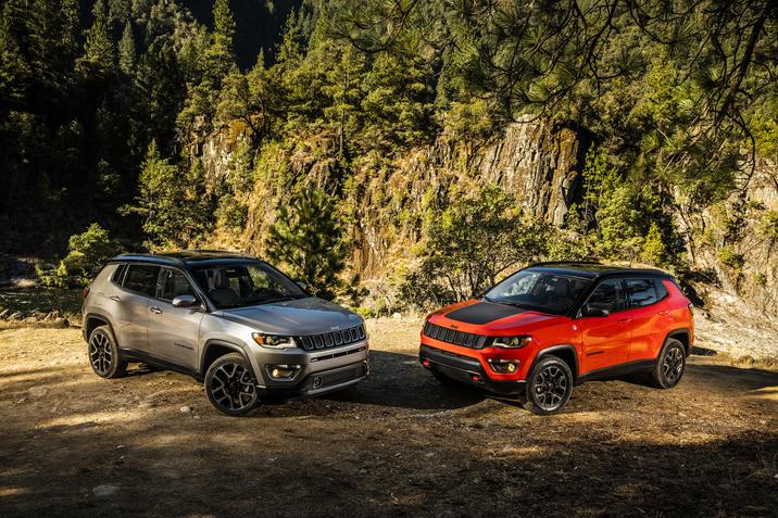 Deux Jeep Compass 2021 vue de trois quart trois quart stationé sur un sentier dans une forêt