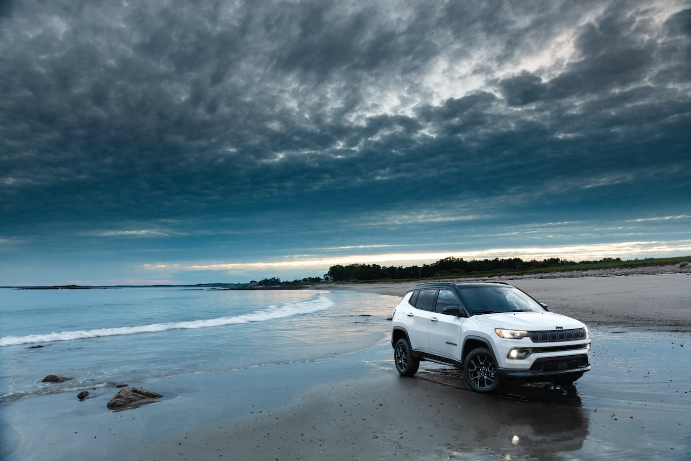 vue trois quart avant du Jeep Compass Altitude 2022 sur une plage