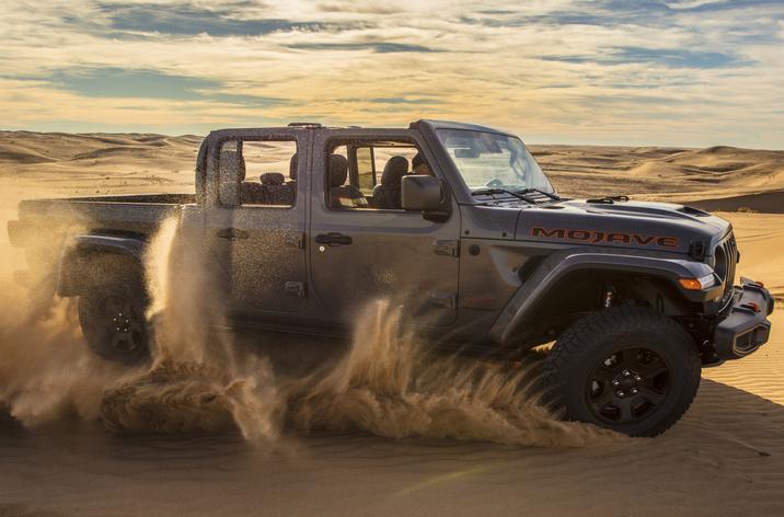 vue latérale du Jeep Gladiator 2021 dans un dérapement contrôlé sur une dune de sable