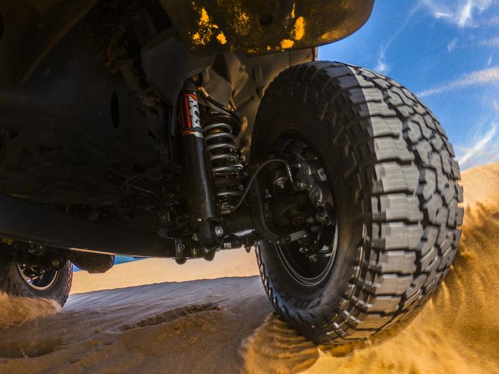 vue rapprochée de la roue et de la suspension du Jeep Gladiator Mojave 2021
