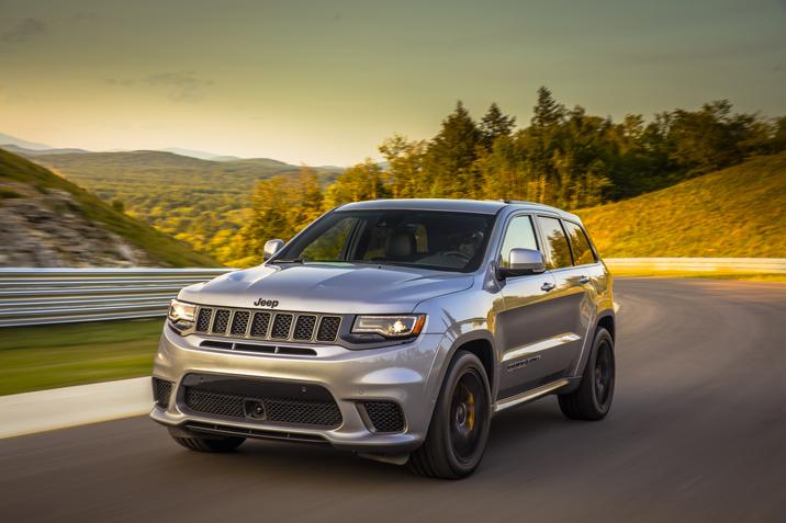 Vue trois quart avant du Jepp Grand Cherokee 2019 roulant sur une route