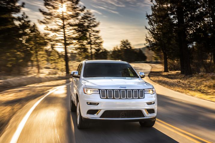 vue avant du Jeep Grand Cherokee 2021 roulant sur une route