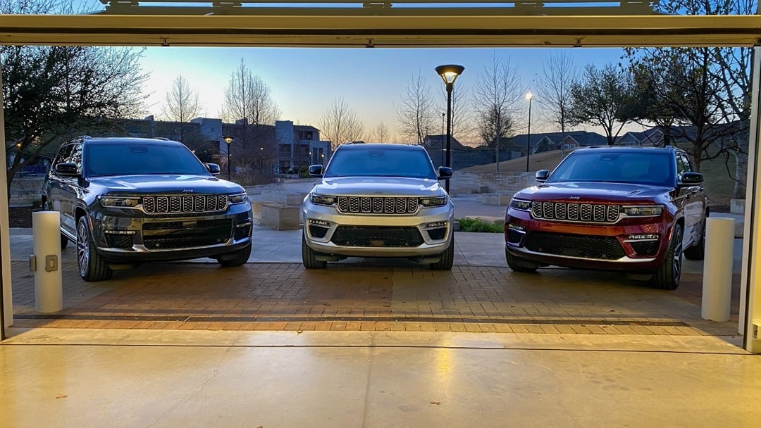 vue frontale d'un trio de Jeep Grand Cherokee 2023