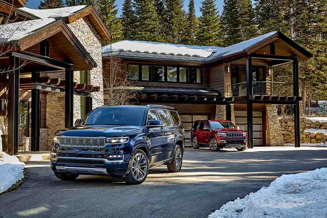 Les Jeep Wagoneer et Grand Wagoneers devant une maison