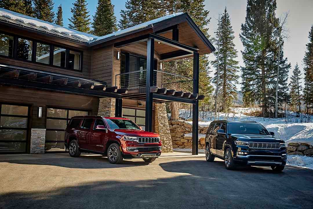 vue latérale avant du Jeep Wagoneer 2022 (gauche) et du Grand Wagoneer 2022 (droite)