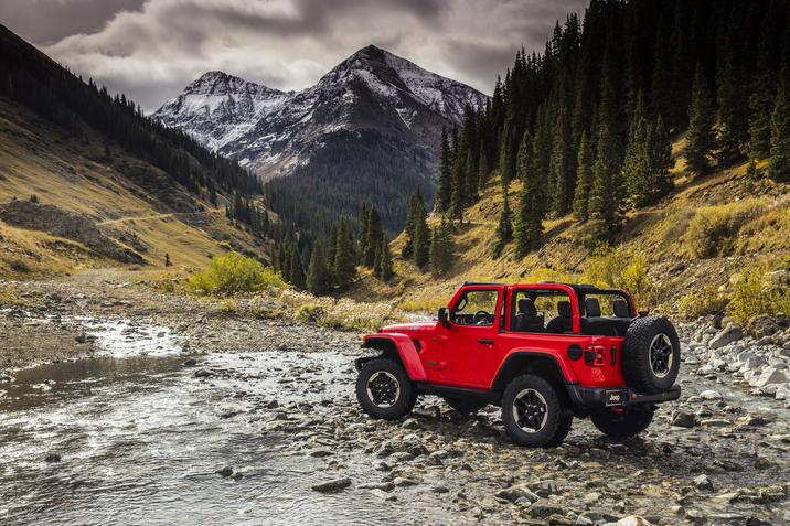 Vue latérale arrière du Jeep Wrangler 2019 stationné proche d'un ruisseau