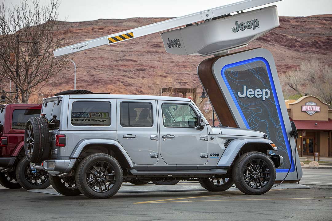 vue latérale du Jeep Wrangler 4xe 2021 à une borne de recharge