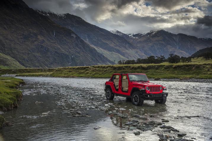 vue trois quart du Jeep Wrangler 2021 arrêté dans une rivière