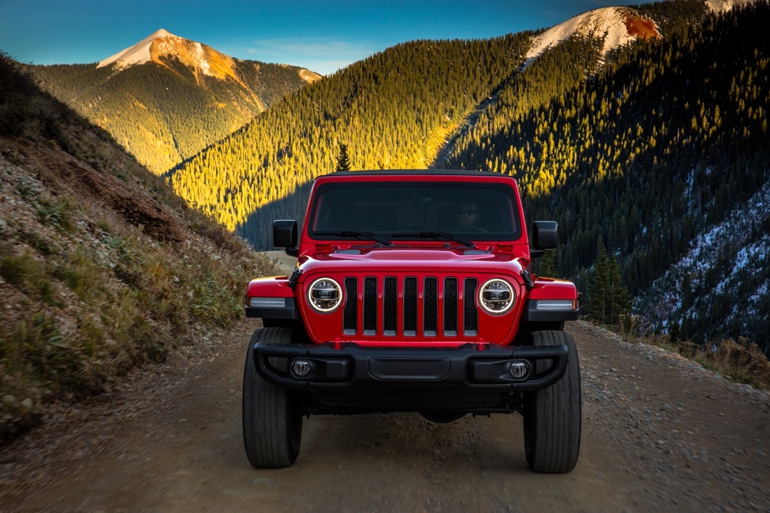 vue frontale d'un Jeep Wrangler 2023 en montagne