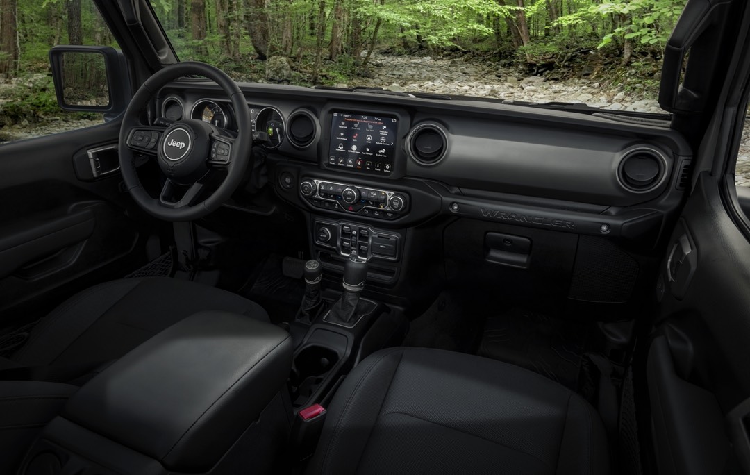 vue habitacle et tableau de bord d'un Jeep Wrangler 4xe 2023 en forêt