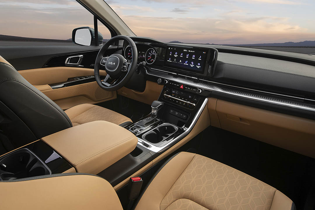 vue des sièges avant, de la console centrale et de la planche de bord du Kia Carnival 2022