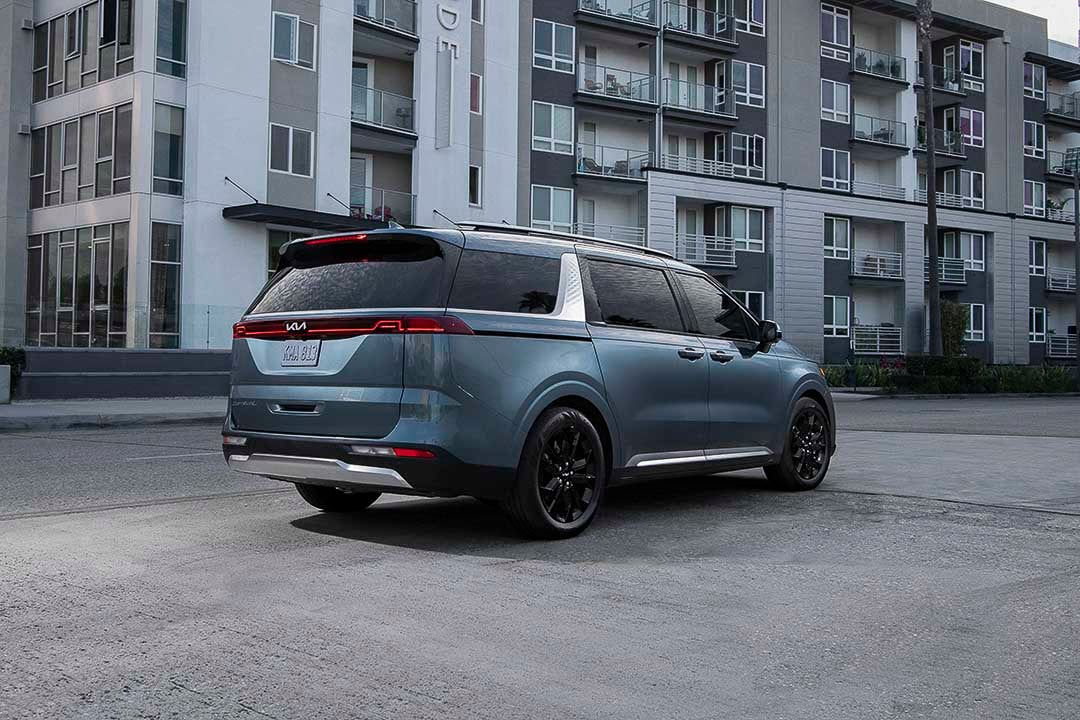 vue latérale arrière du Kia Carnival 2022