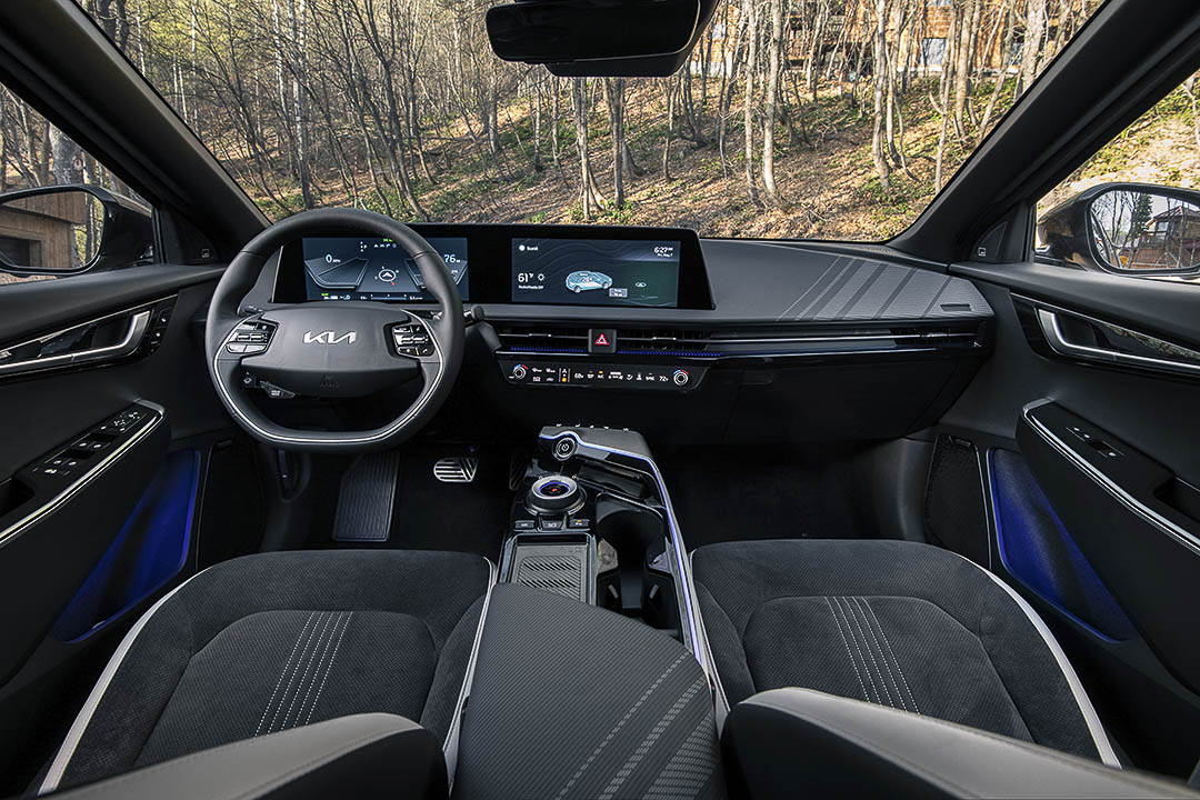 vue du volant, de la planche de bord et de la console centrale de la Kia EV6 2022