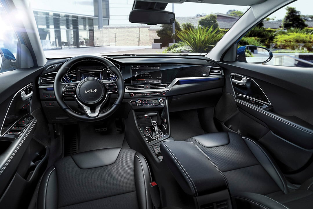 vue de la planche de bord, du volant et de la console centrale du Kia Niro Hybride rechargeable 2022