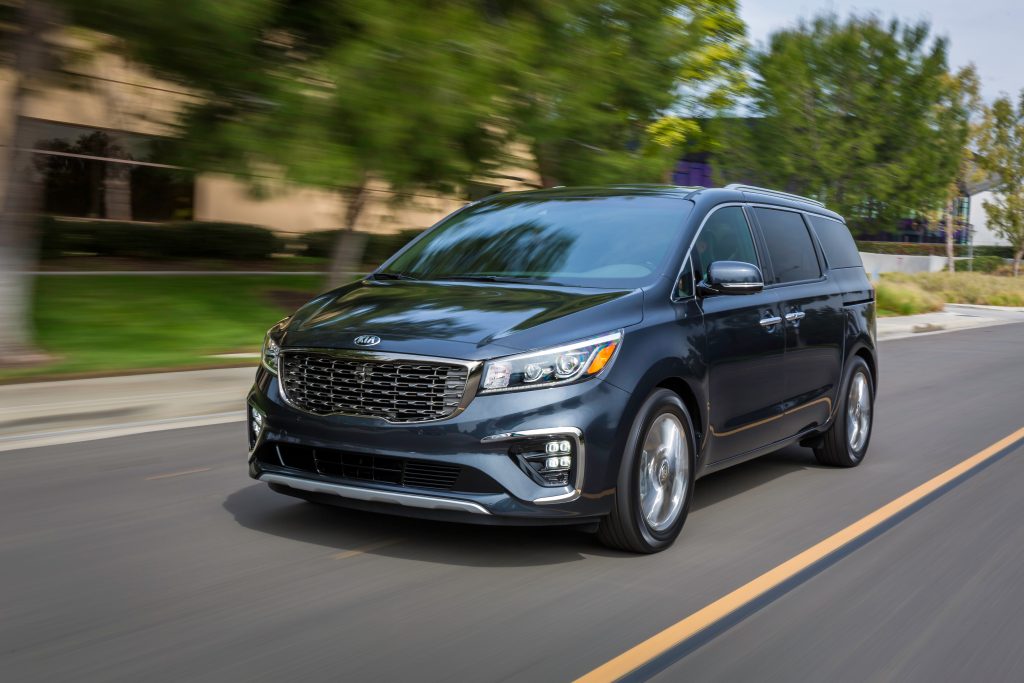 Vue trois quart avant du Kia Sedona 2019 roulant sur une rue