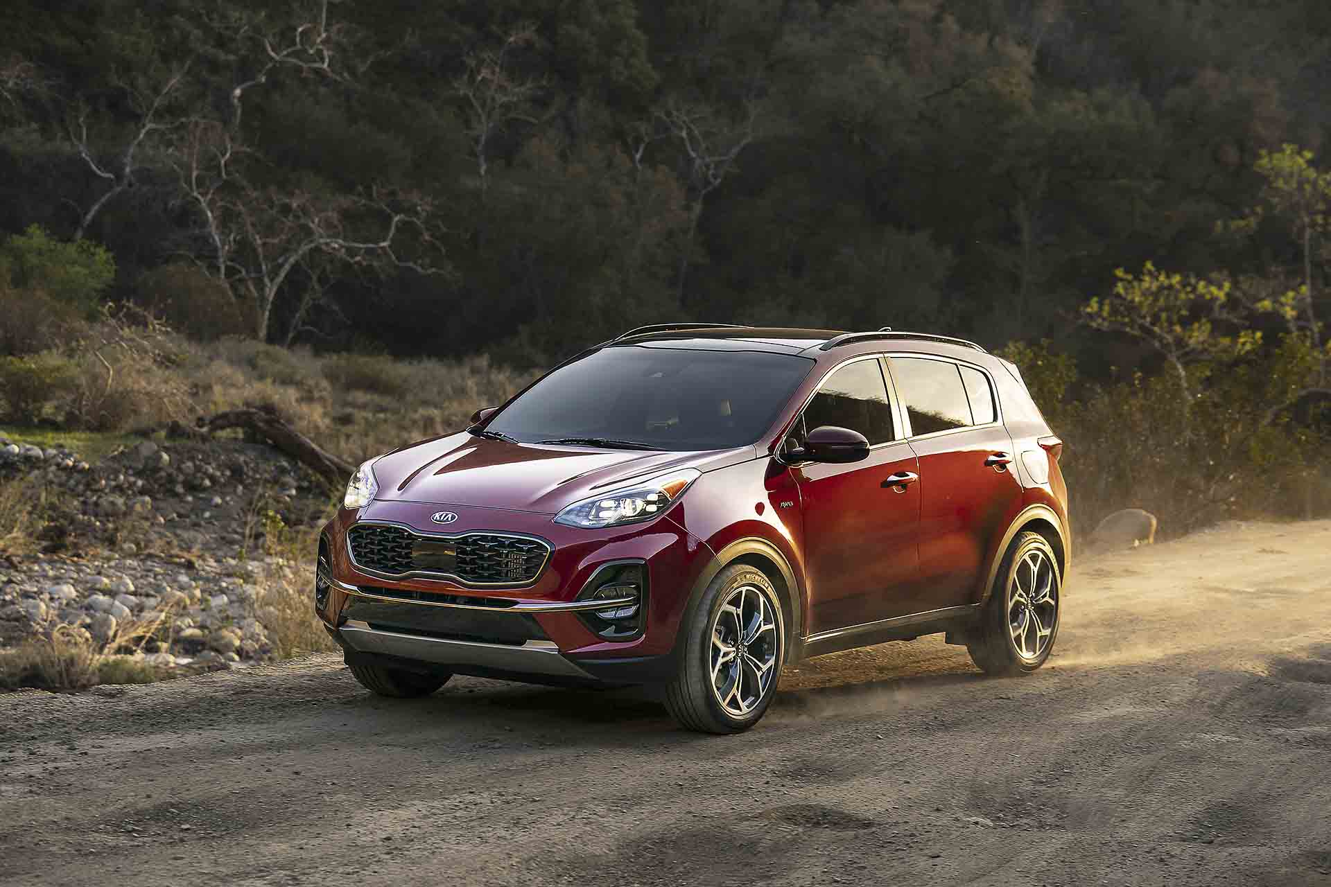 vue trois quart avant du Kia Sportage 2022 sur un sentier de terre