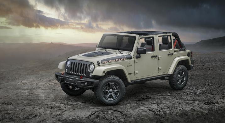 Jeep Wrangler Rubicon Recon 2017 garé sur une terre sous un ciel hantant