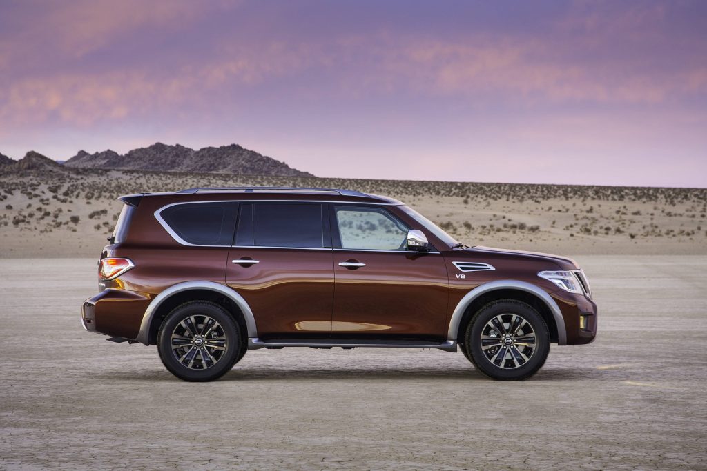 Nissan Armada 2017 de profil garé dans un désert