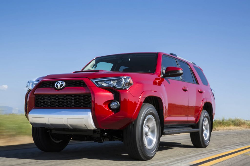 Toyota 4Runner 2014 rouge conduisant sur l'autoroute