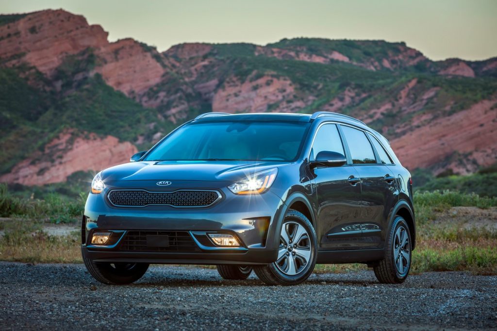 Kia Niro PHEV 2018 gris fonçé garé à l'extérieur avec des montagnes en arrière-plan