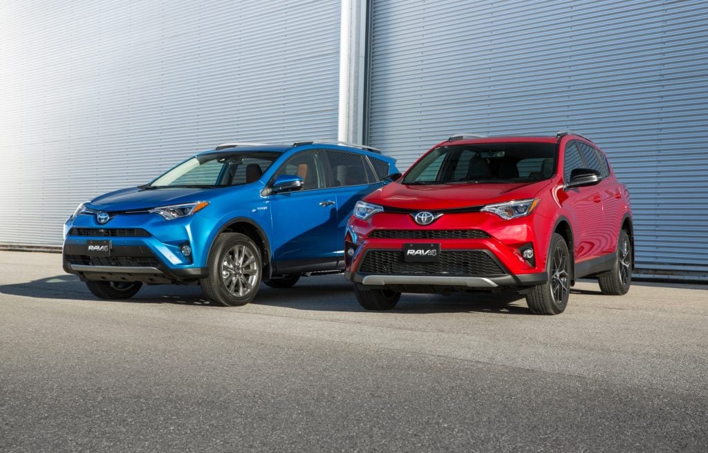 deux Toyota RAV4 hybride 2016 côtes-à-côtes, édition bleu situé à gauche et édition rouge à droite