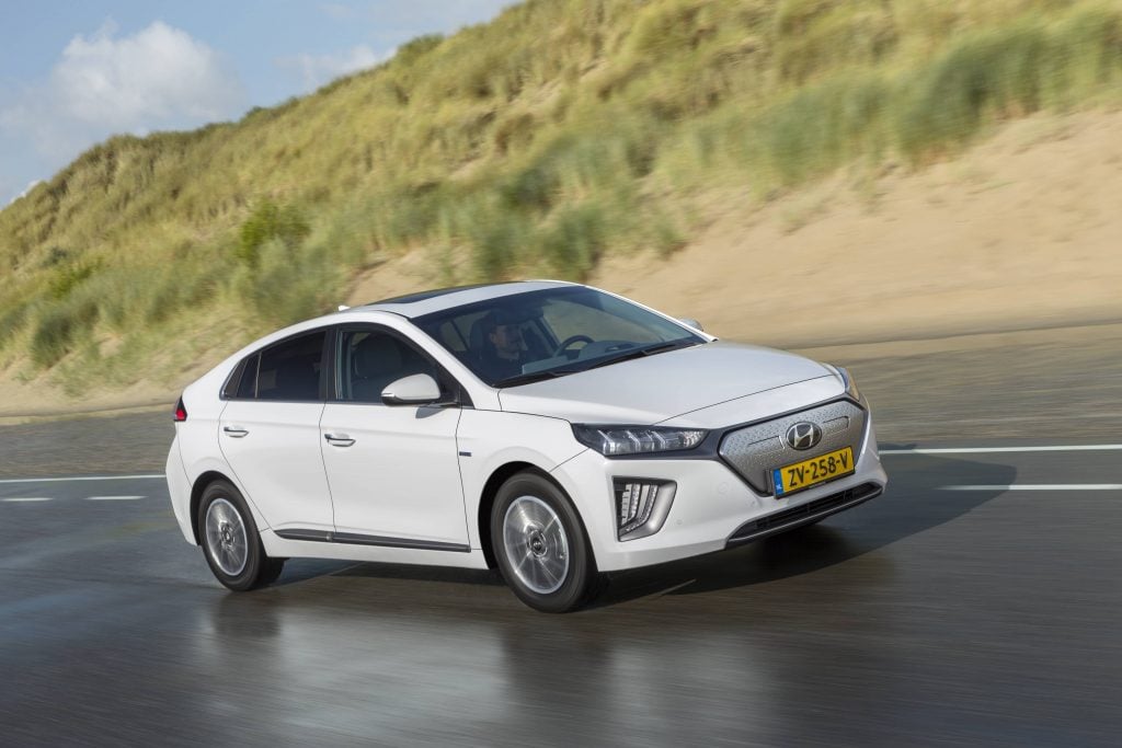 Hyundai IONIQ électrique 2017 blanche conduisant sur l'autoroute, autonomie variant entre 200 et 274 kilomètres