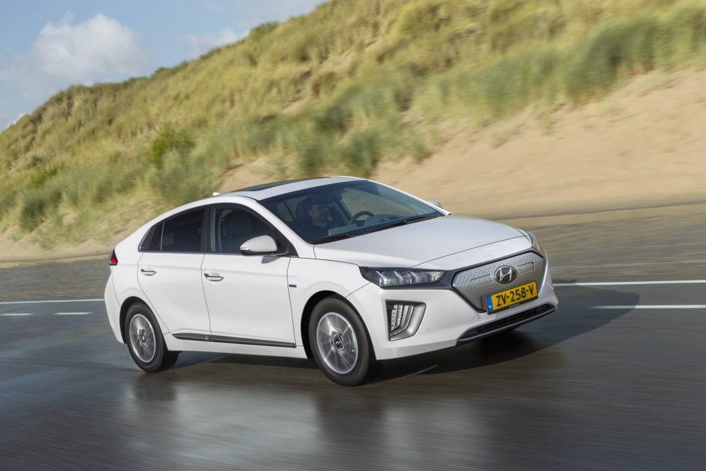 Hyundai IONIQ électrique 2017 blanche conduisant sur l'autoroute, autonomie variant entre 200 et 274 kilomètres