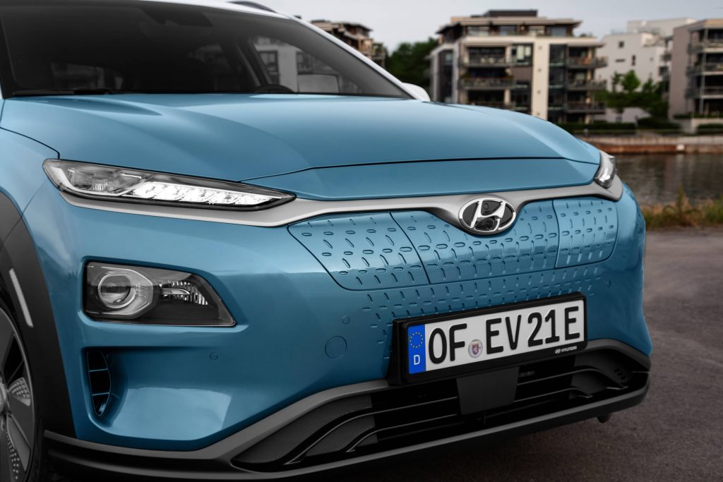 gros plan, vue avant du Hyundai Kona électrique 2019 bleu pâle