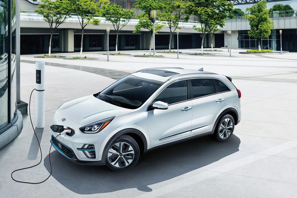 Kia Niro EV 2019 blanc à l'extérieur en recharge