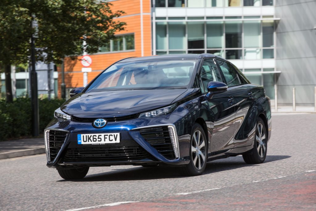 Toyota Mirai dynamic 2015 ou 2017 bleu foncé garée en ville