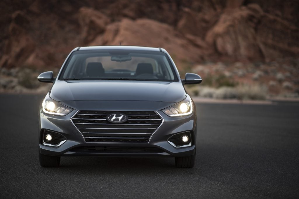vue avant du Hyundai Accent 2018 gris avec ses phares avant allumés