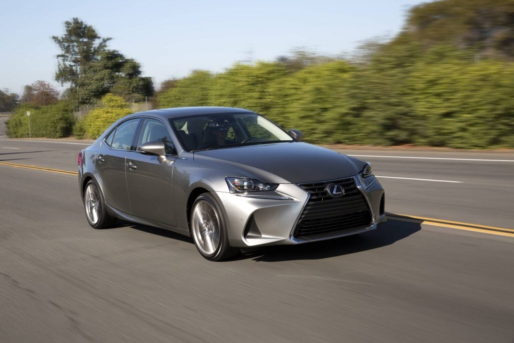 Lexus IS 2017 gris conduisant sur l'autoroute