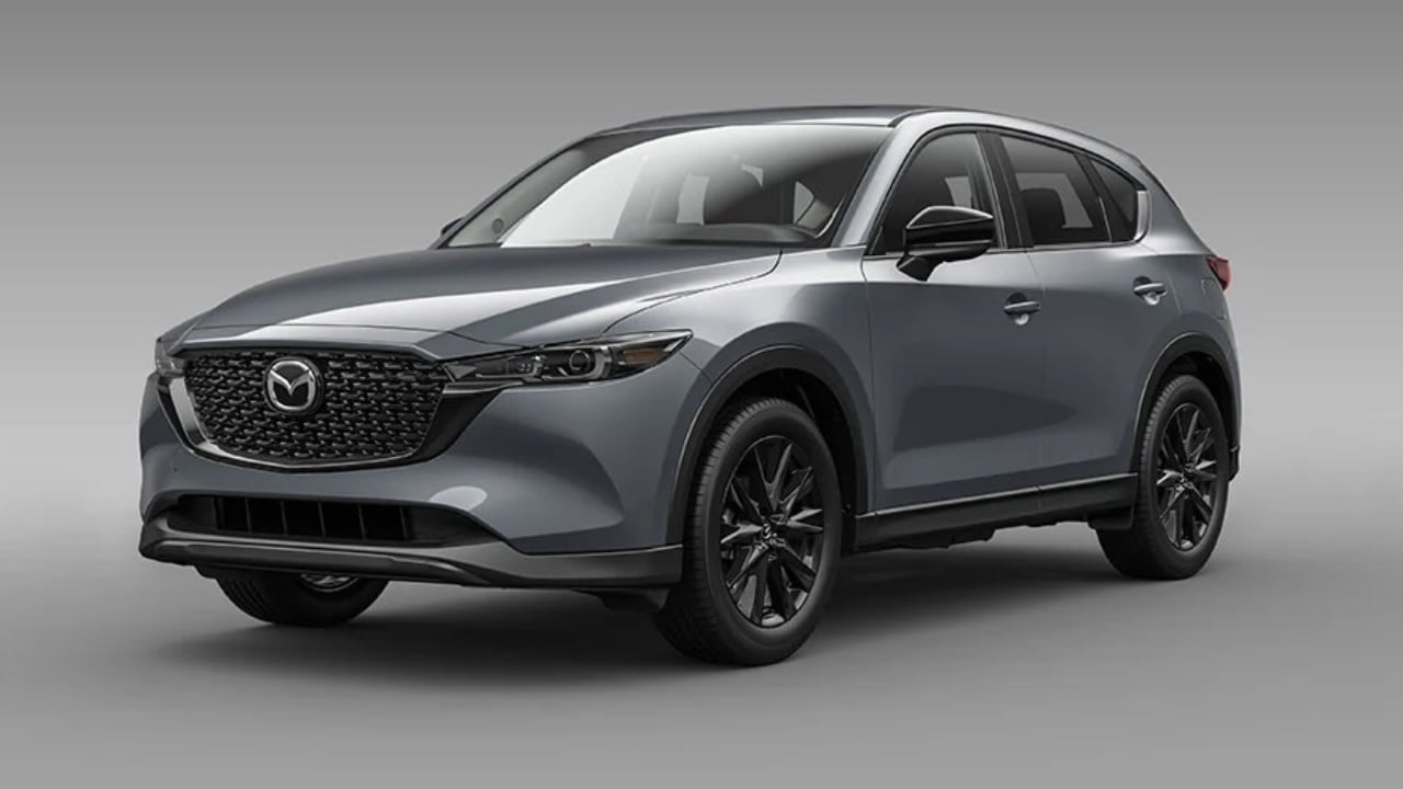 vue latérale avant d'une Mazda CX-5 2023 sur fond gris