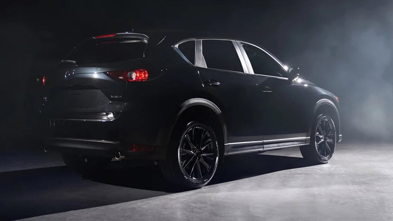 vue latérale arrière d'une Mazda CX-5 2023