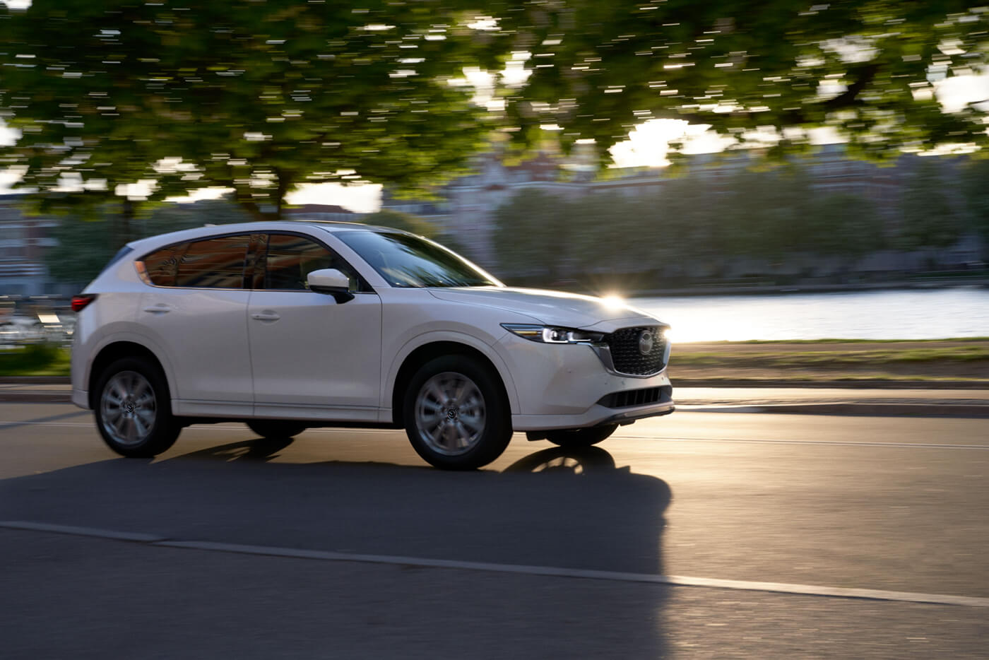 vue latérale avant du Mazda CX-5 2022