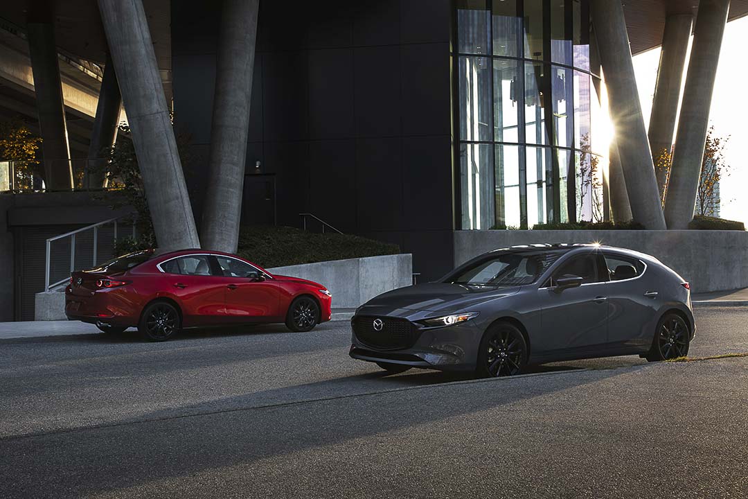 vue latérale de la Mazda Mazda3 et Mazda3 Sport 2021