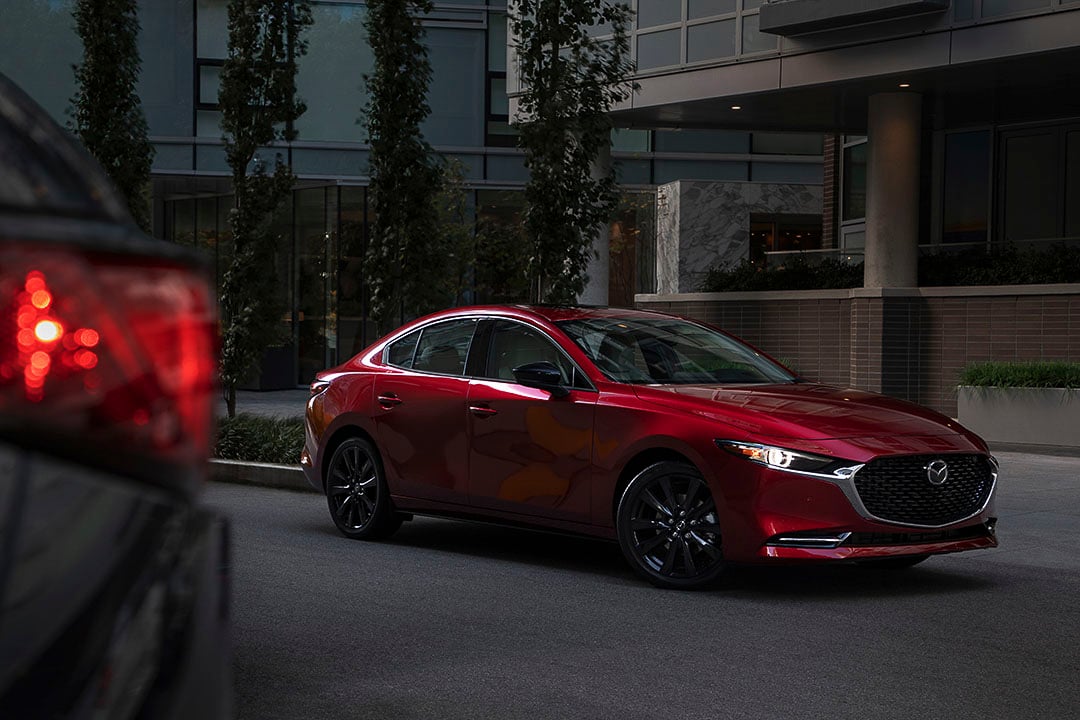 vue trois quart avant de la Mazda Maszda3 2021 sur une rue