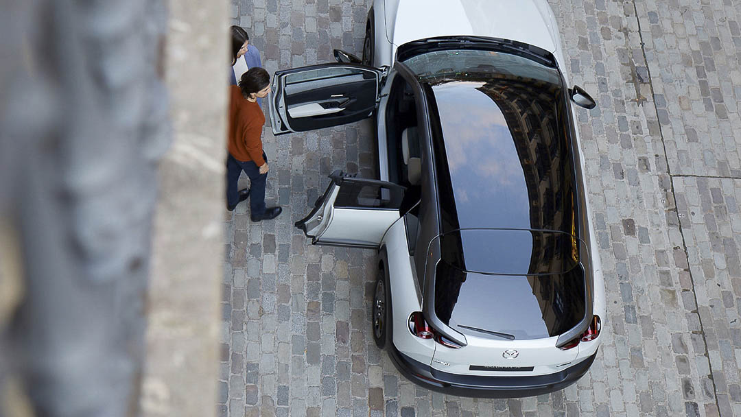 vue en contre-plongée du Mazda MX-30 2022