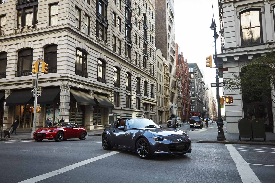 vue latérale avant de la Mazda MX-5 2022 tournant un coin de rue