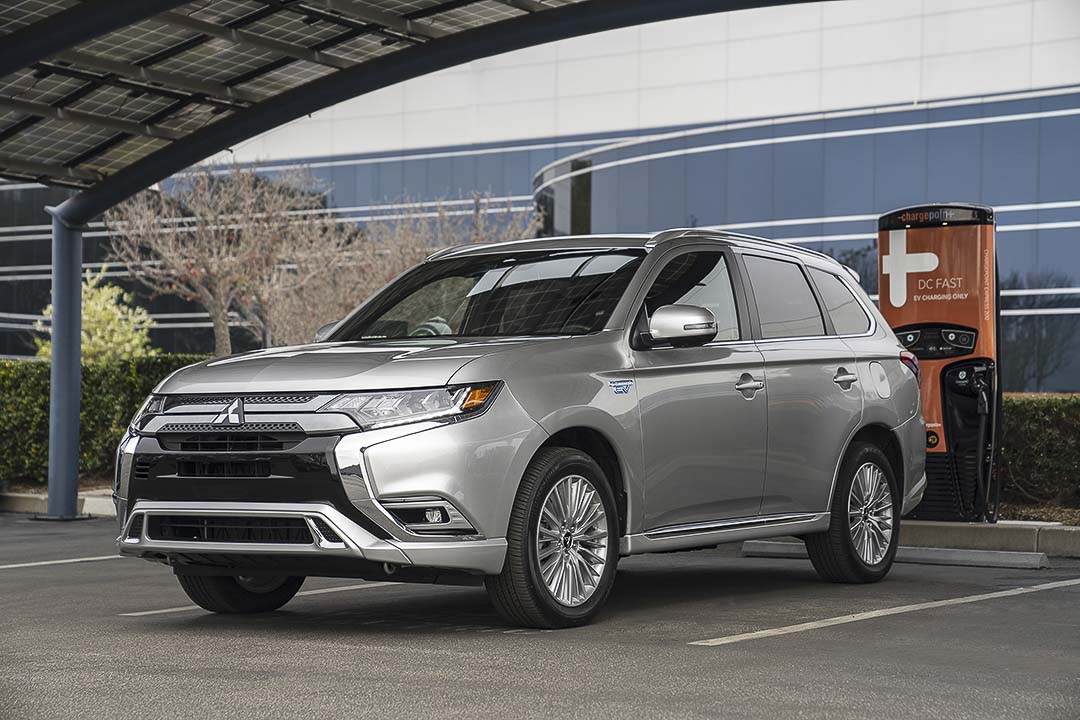 vue trois quart avant du Mitsubishi Outlander PHEV