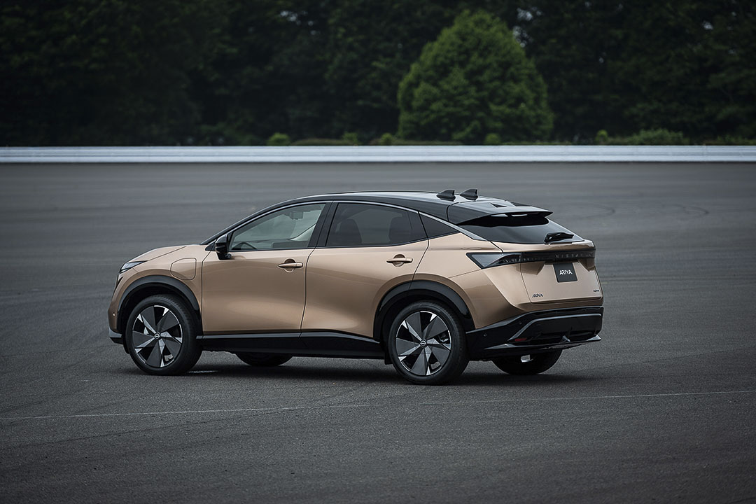 vue latérale arrière du Nissan Ariya 2022