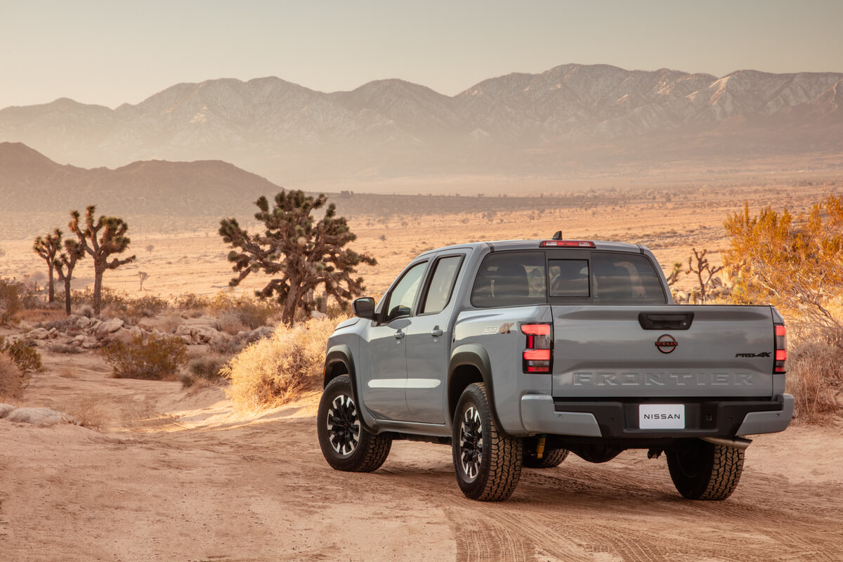 vue latérale arrière du Nissan Frontier 2022