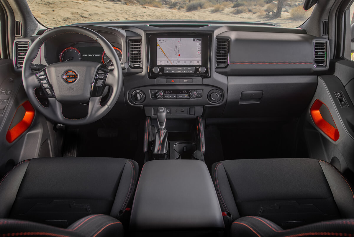 vue de la planche de bord, du volant et de la console centale du Nissan Frontier 2022